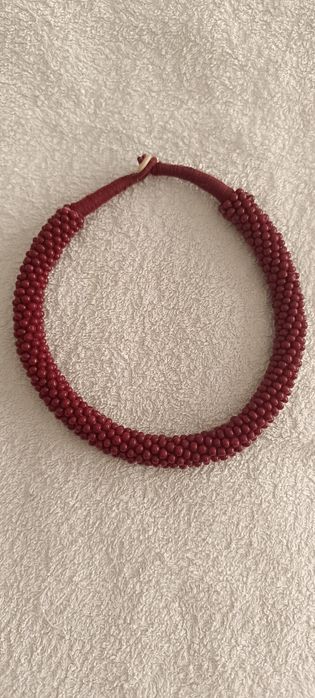 Colar bordeaux feito à mão usado