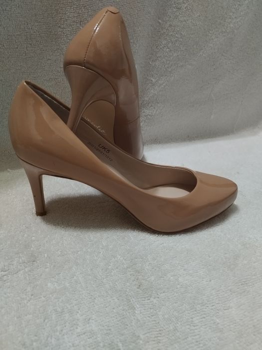 Бежеві туфлі на каблуку