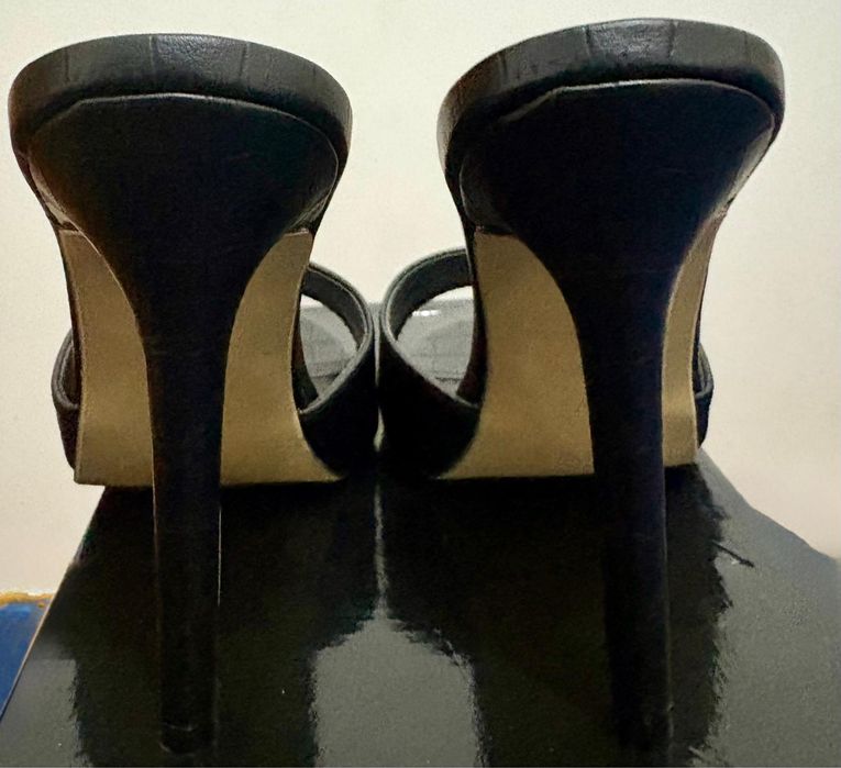 Socas pretas salto alto