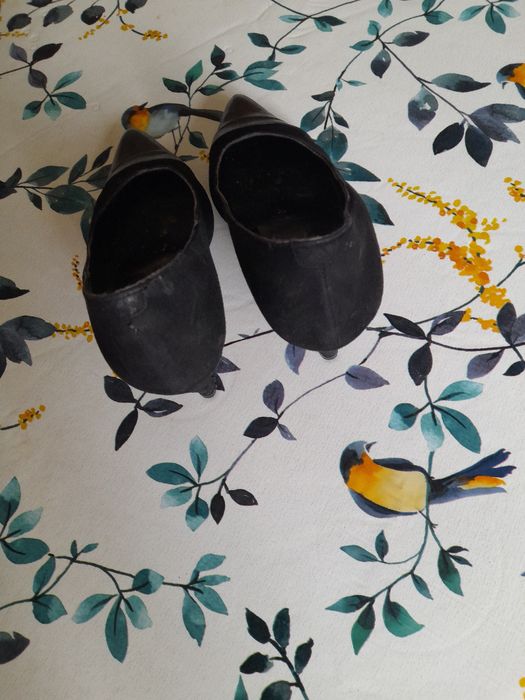 Sapatos pretos em pele e camurça e castanhos em pele com cordões