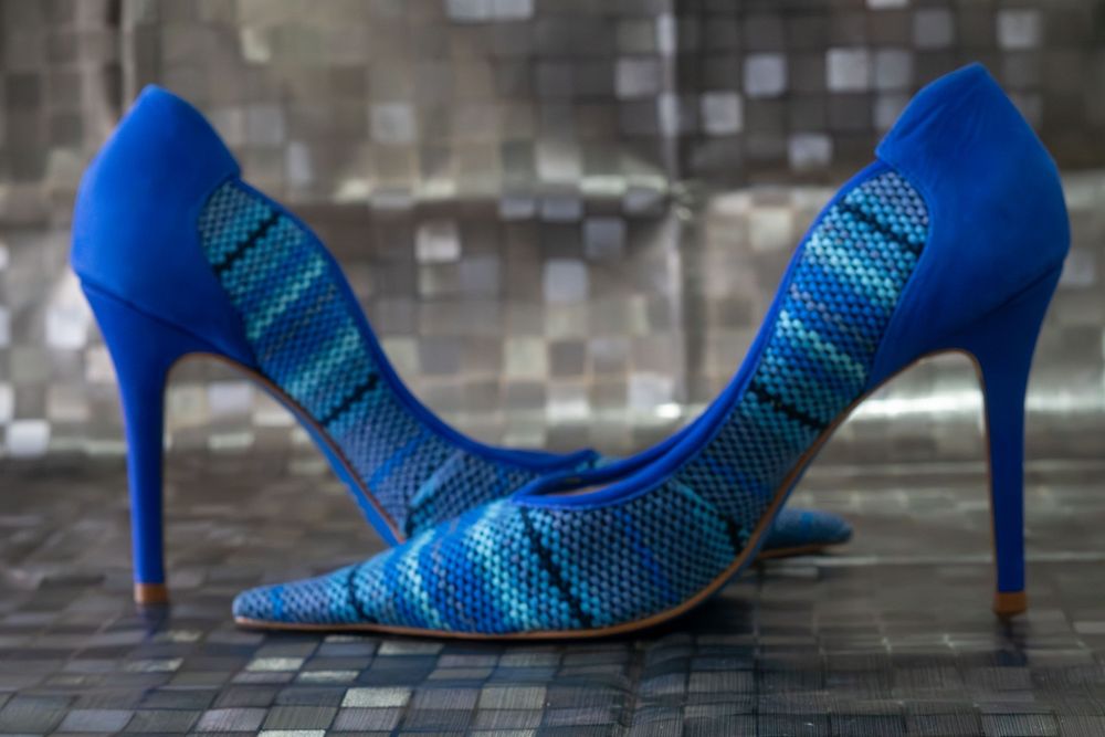 Sapatos de salto agulha em camurça azul com estampa geométrica texturizada