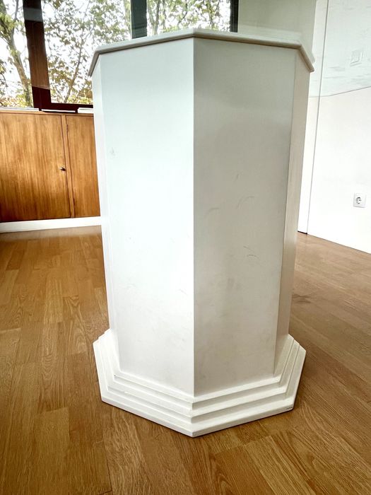 Mesa octogonal transparente com design anos 80