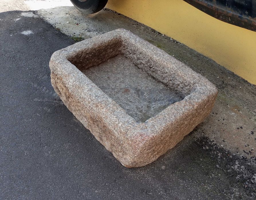 Antiga pia rectangular em pedra (81 x 64 x 31.5 cm)