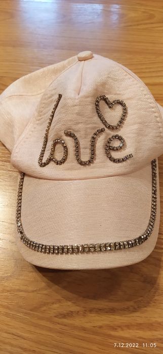 Czapka z daszkiem i cekinami