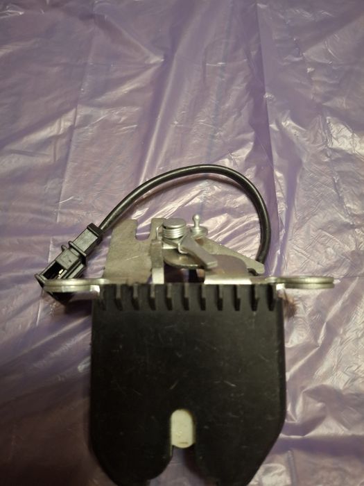 Механізм замка кришки багажника Каліна.