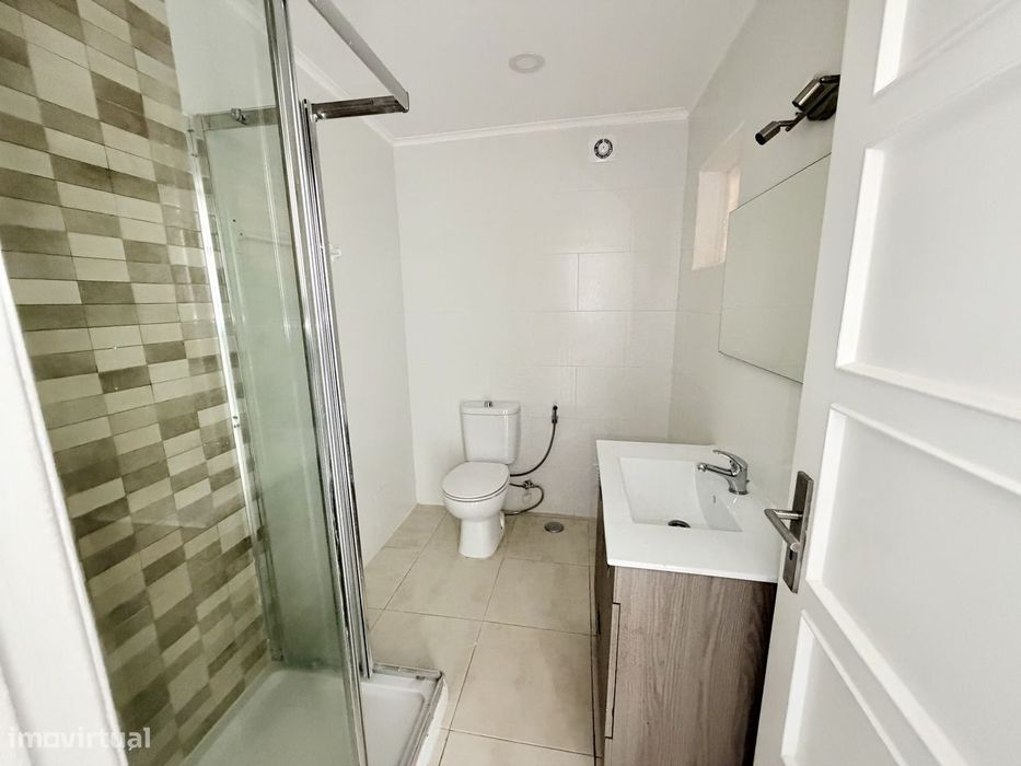 T2 remodelado na Damaia com varanda fechada e vista desafogada