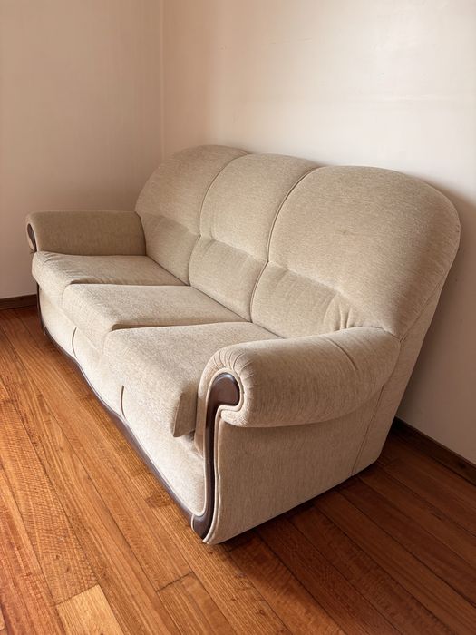 Sofá de 3 Lugares Clássico – Muito Confortável – Tecido Bege