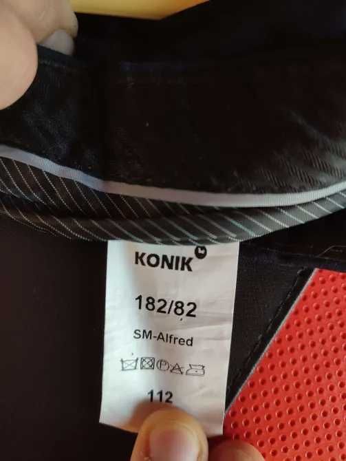 Granatowy Garnitur, Konik