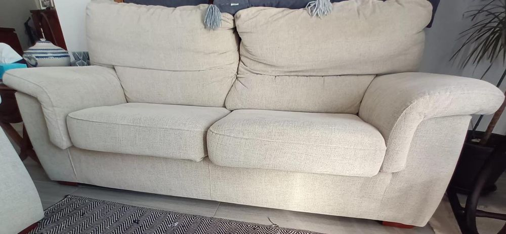 2 Sofás - 1 de 2 lugares e 1 de 3 lugares