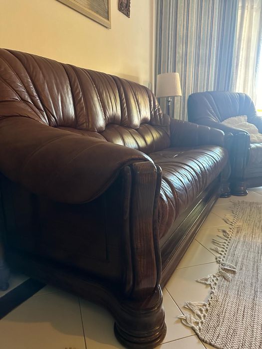 Conjunto 2 sofás em pele genuína e madeira maciça