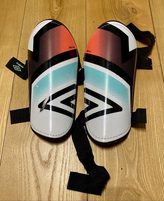 Umbro ochraniacze piłkarskie L Neo Shield – piłka nożna, trening