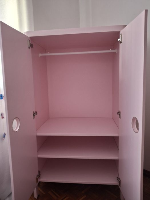 Armário IKEA rosa para quarto de criança