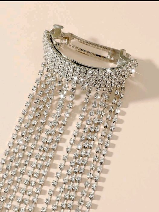 Enfeite de cabelo com brilhantes