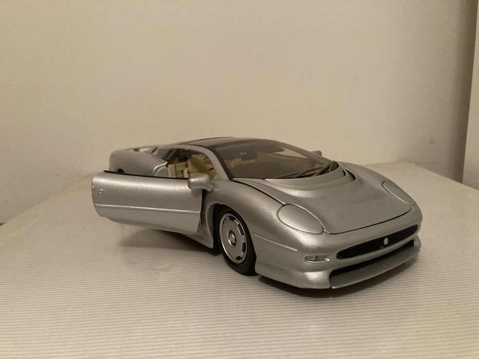 Miniatura Jaguar XJ220 - 1:18 Maisto