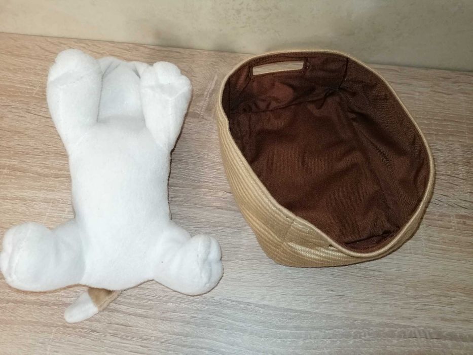 Pluszowa zabawka pieska w małym koszyczku
