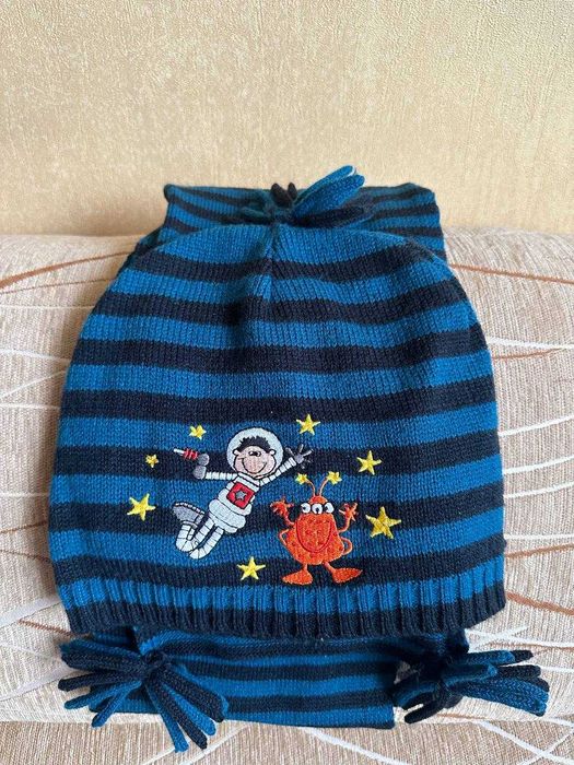 Дитячий набір шапка і шарф космос,акрил в чудовому стані від Avon, як новий