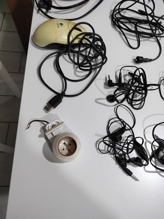 Наушники, шнуры, зарядное для телефона