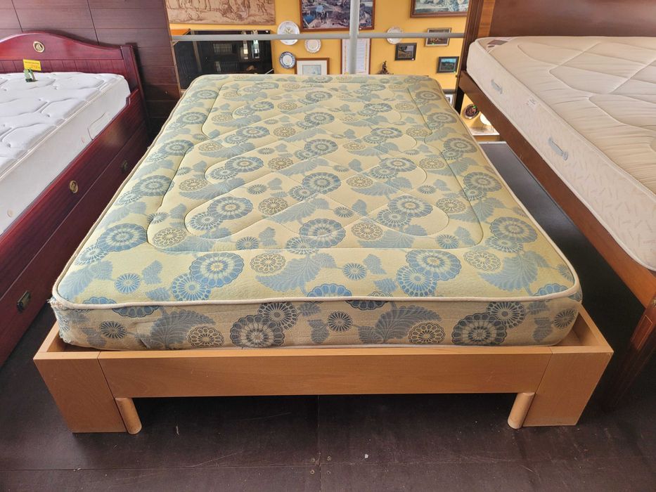 Cama de casal com estrutura em madeira maciça mais colchão