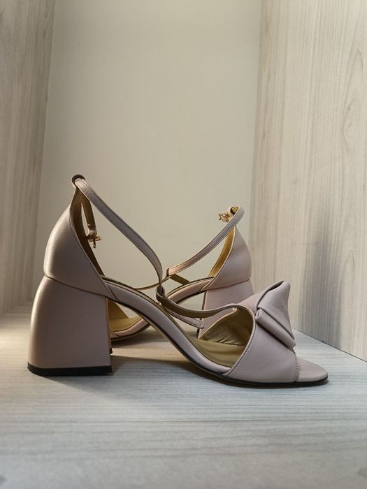 Босоніжки на каблуку