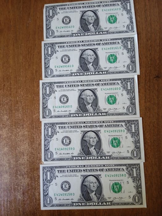 Продаю однодоларові банкноти