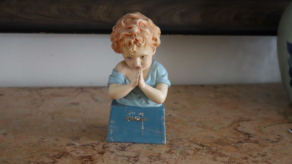 Escultura de criança a rezar - Oração