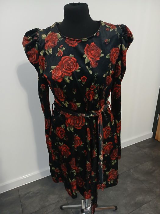 Sukienka welurowa w róże 38