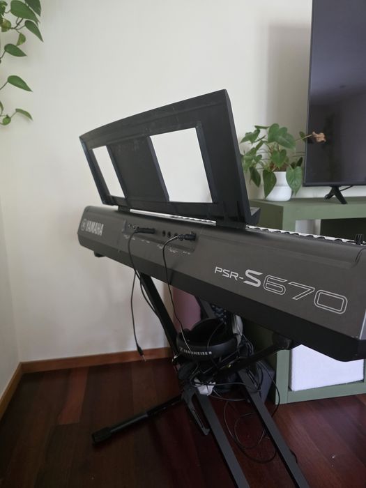 Yamaha PSR-S670 com suporte e pedal