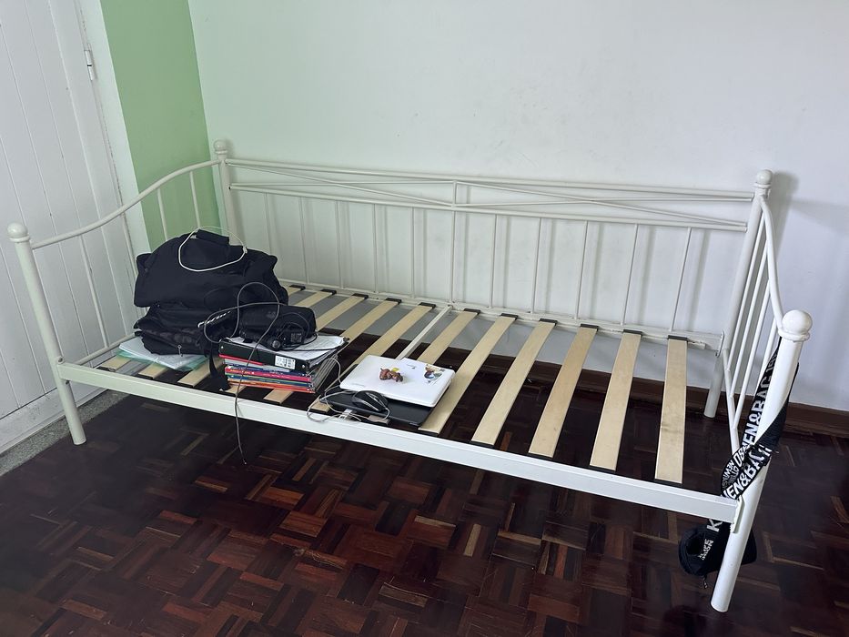 Cama solteiro de ferro