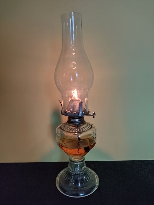Szklana lampa naftowa z kloszem