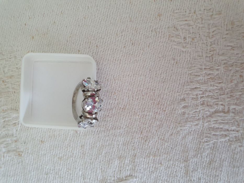 Anel prata de lei  e zircões novo