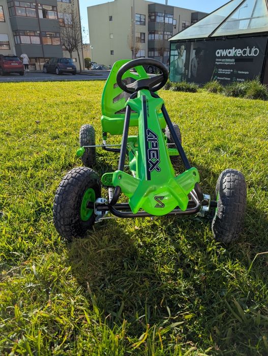 Carro de pedais verde