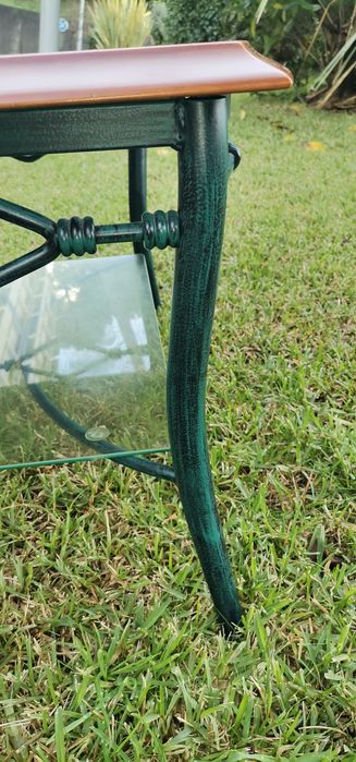 Mesa de centro estrutura metálica,com tampo em madeira e prateleira em