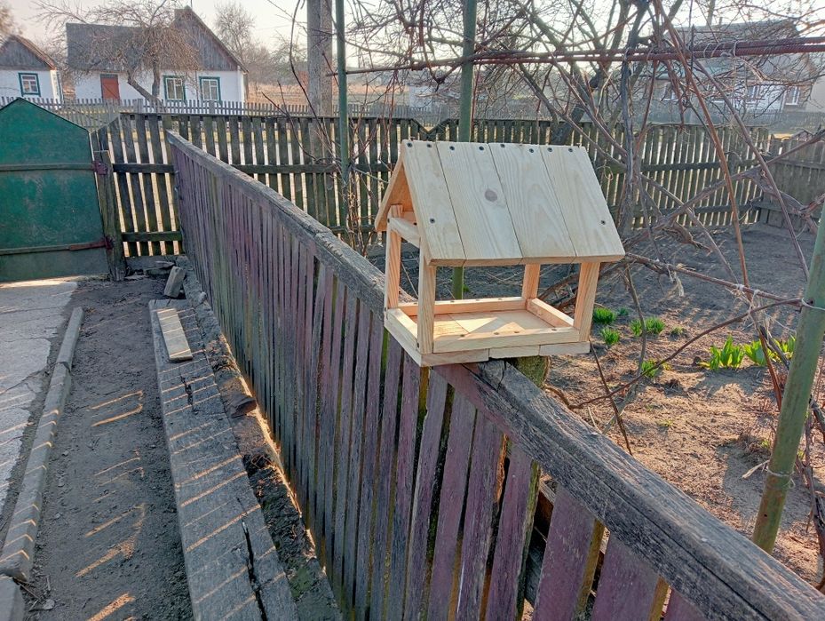 Годівниця(кормушка для птиц)годівниця для птахів.шпакіниця.