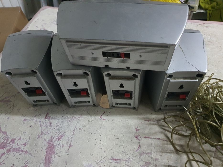 Diversos conjuntos de colunas e Subwoofers