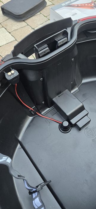 Givi V47 Tech wraz z oparciem i światłem STOP