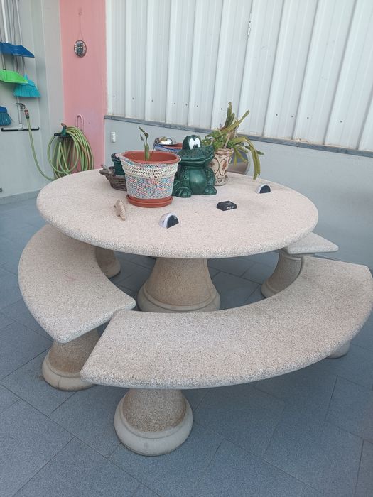 Conjunto Mesa e bancos de pedra para jardim