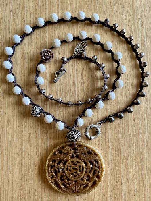 Colar SERENIDADE nude/castanho com medalhão