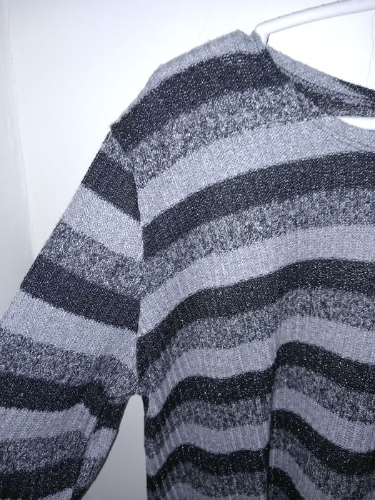Camisola às riscas preta / cinzenta / brilhos refugidos emo