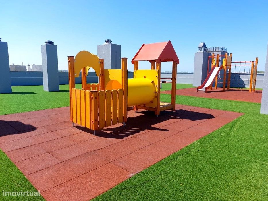 Apartamento T2, novo, terraço com churrasqueira; piscina e playgrou...