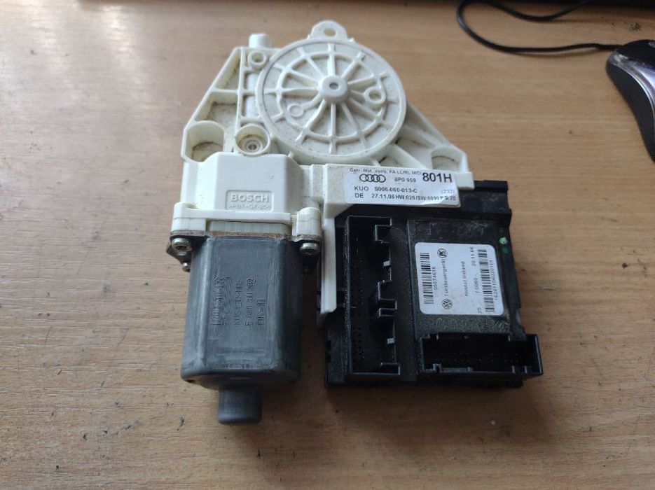 Silniczek szyby Audi A3 prawy przód E840311202