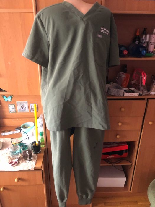 Костюм медичний, L. figs.