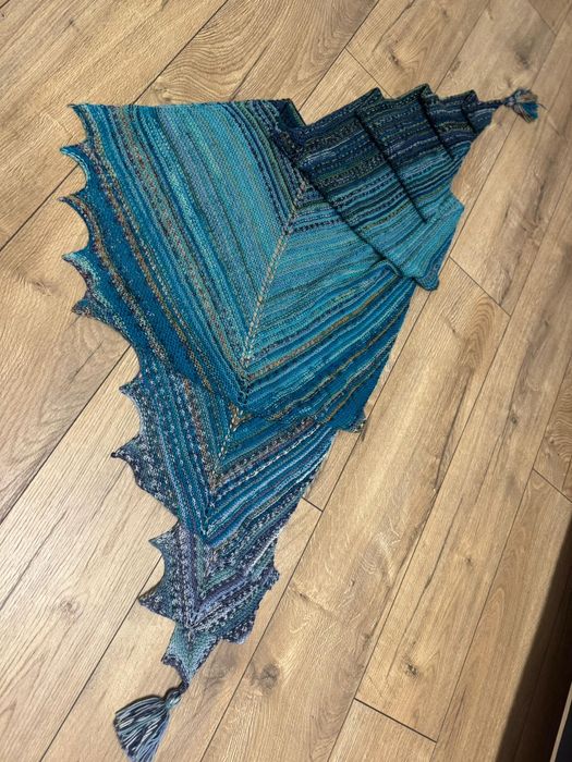 Chusta strzałka ręcznie robiona na drutach