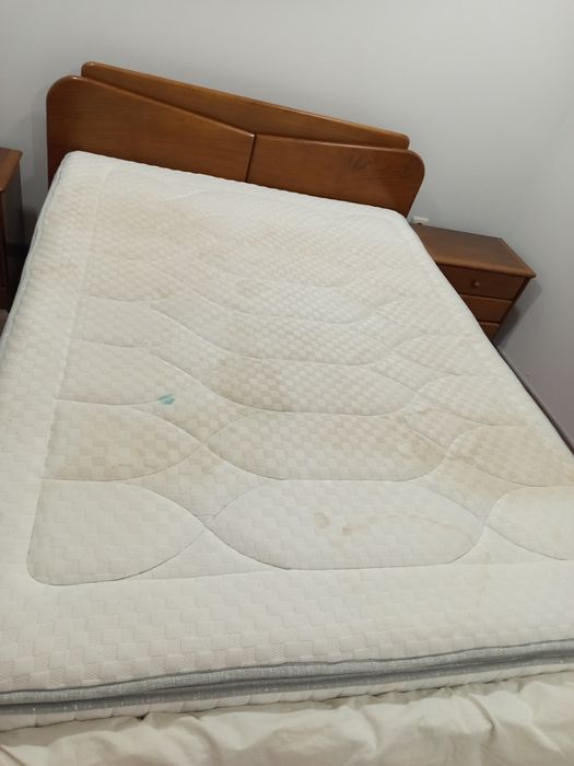 Mobília de quarto com duas mesas de cabeceira cómoda e cadeira