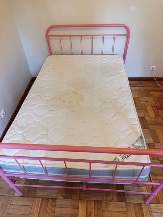 Cama ferro lacada cor de rosa (oferta do colchão)