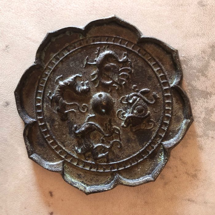 Espelho de bronze chinês antigo com bordo lobado, estilo da dinastia Han #15