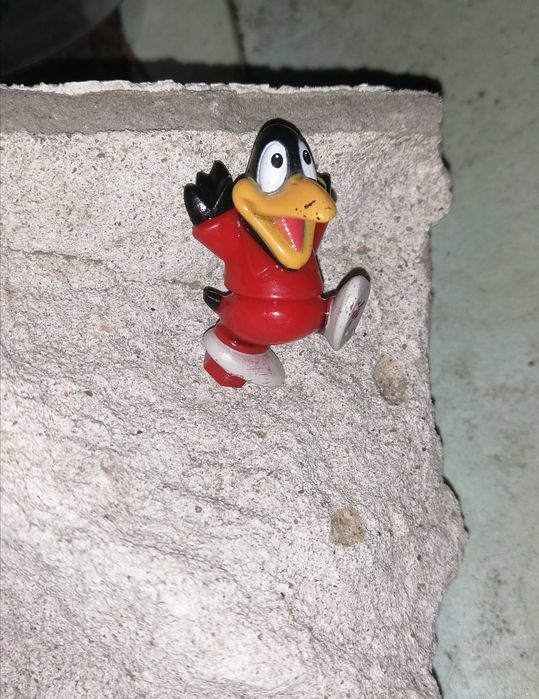 Фигурка брелок игрушка воронёнок Карлуша футболист вратарь есть Обмен