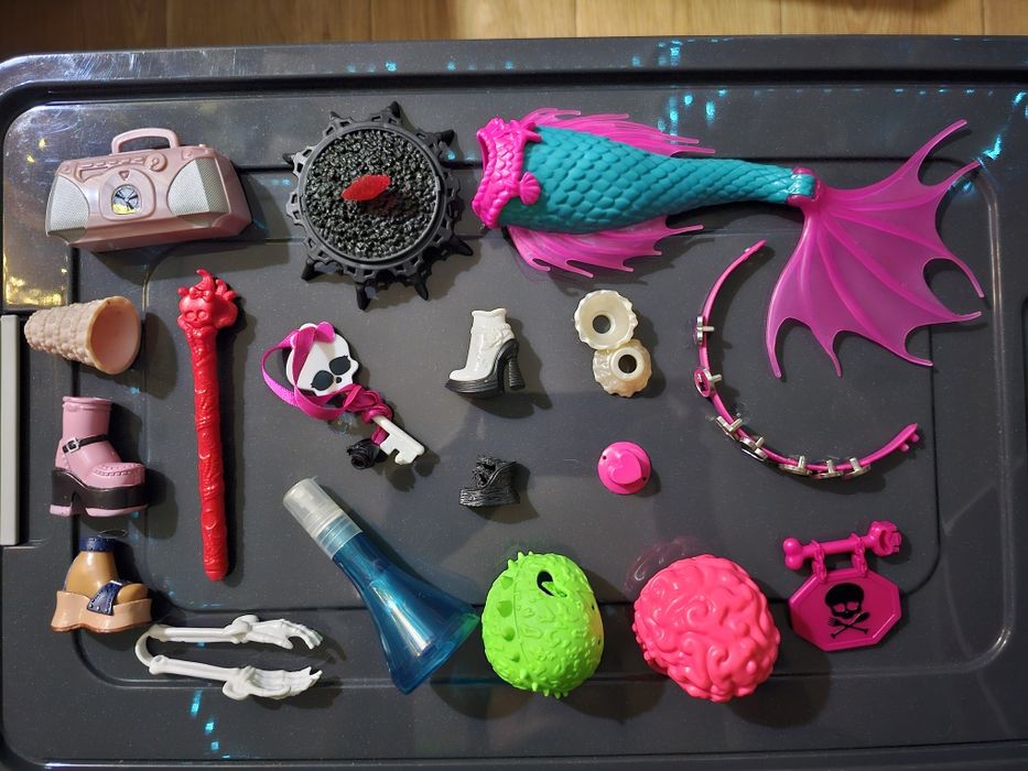 аксесуари та взуття monster high, barbie, bratz