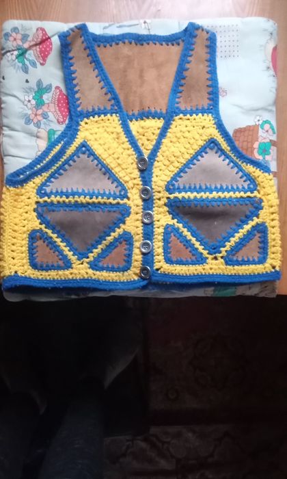 Продам жилетку  для 4 років  на гудзиках