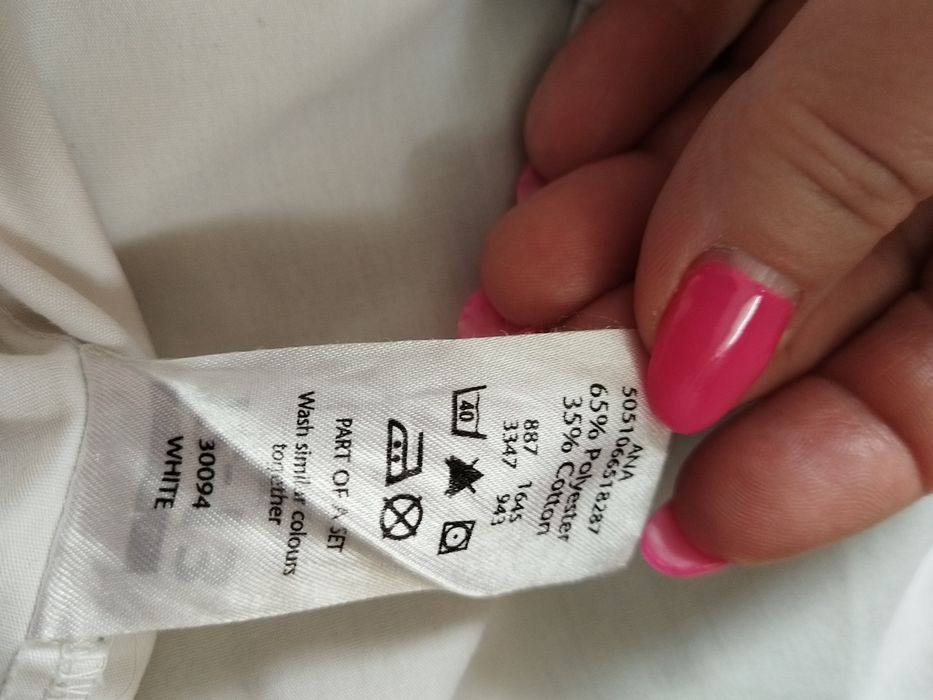 Biała koszula chłopięca.