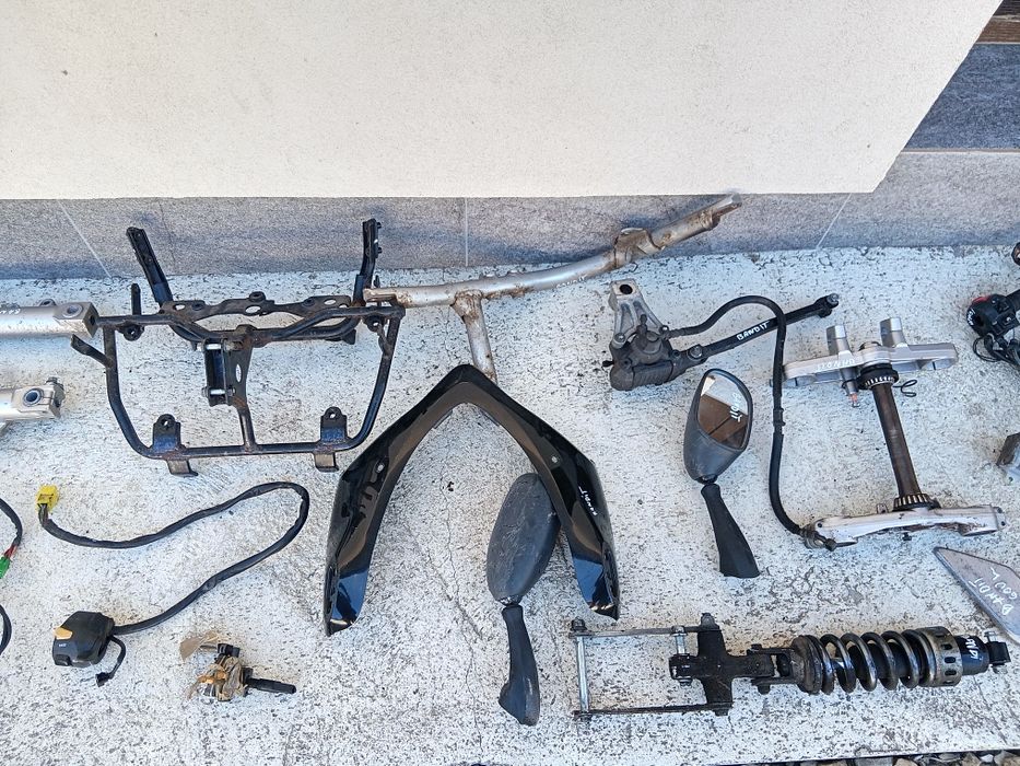 Suzuki Bandit 600 czasza silnik licznik lagi koło tarczę kolektor